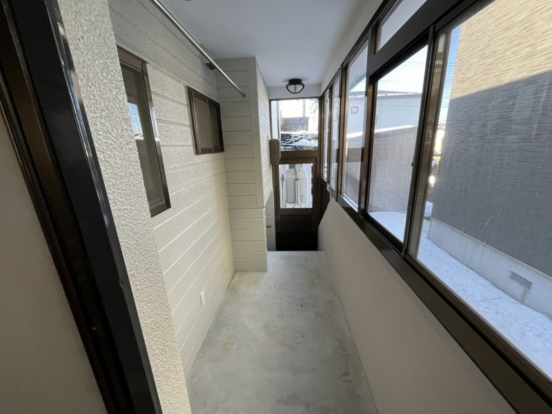 釧路市美原5丁目の中古戸建「ペチカ」のある５LDKのお家♪の玄関|勝手口から陽光差す。多目的に使える明るい空間。