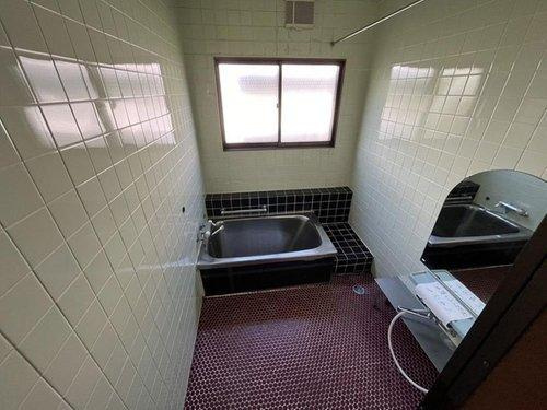 釧路市美原5丁目の中古戸建「ペチカ」のある５LDKのお家♪の浴室|窓付き浴室。明るく換気良好で快適バスタイム♪