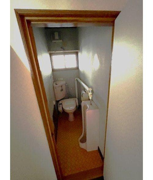 釧路市美原5丁目の中古戸建「ペチカ」のある５LDKのお家♪のトイレ|窓から明るい日差しが入ります♪