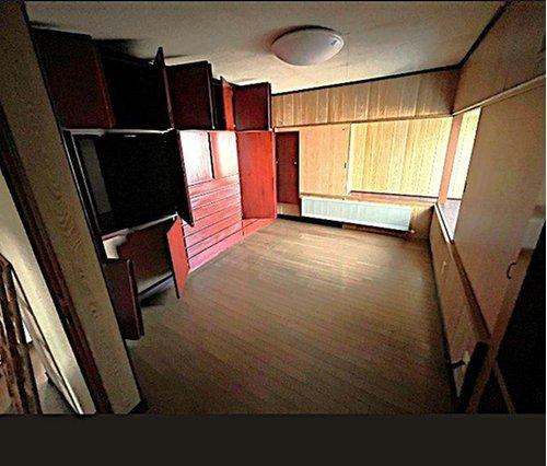 釧路市美原5丁目の中古戸建「ペチカ」のある５LDKのお家♪の洋室|1階洋室(6帖)。大容量収納付き洋室。趣味や書斎にも最適。