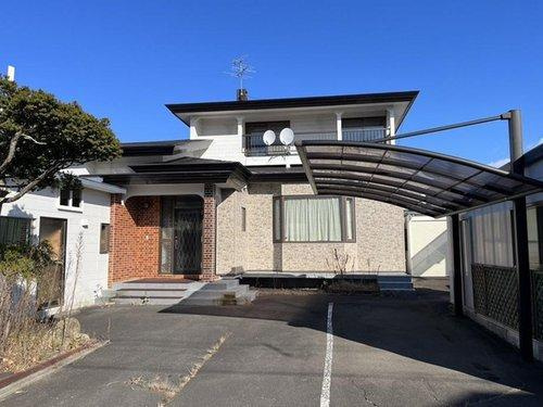 釧路市美原5丁目の中古戸建「ペチカ」のある５LDKのお家♪の外観|カーポート完備・敷地ゆったり駐車も安心♪