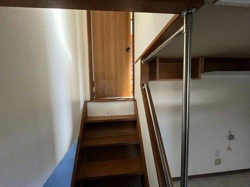 釧路市美原5丁目の中古戸建「ペチカ」のある５LDKのお家♪の内装|離れへの階段！室内にいながら行ききができます♪