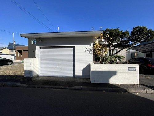 釧路市美原5丁目の中古戸建「ペチカ」のある５LDKのお家♪の駐車場|車庫①です。家の右側にあります♪