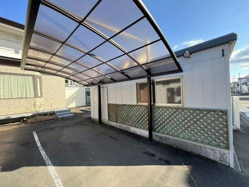 釧路市美原5丁目の中古戸建「ペチカ」のある５LDKのお家♪の駐車場|カーポート①です。車庫②の横にあります！