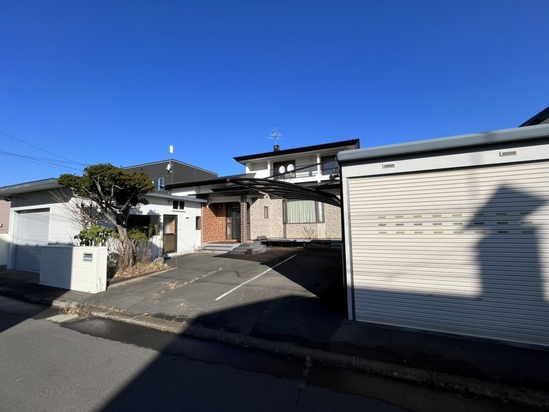 釧路市美原5丁目の中古戸建「ペチカ」のある５LDKのお家♪の外観|ゆとりある駐車スペースと車庫2棟！多用途に活躍。