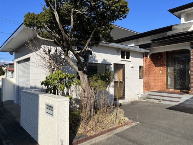 釧路市美原5丁目の中古戸建「ペチカ」のある５LDKのお家♪の外観|落ち着きある門構えと庭木が魅力♪