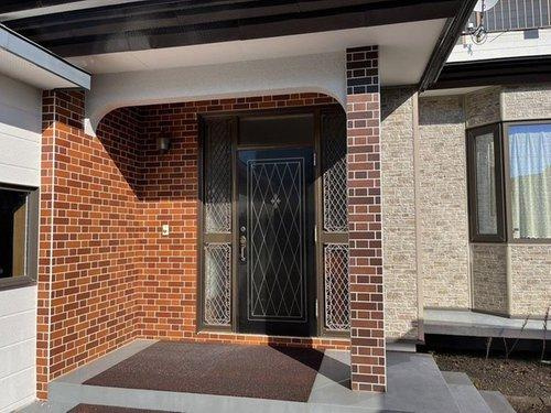 釧路市美原5丁目の中古戸建「ペチカ」のある５LDKのお家♪の外観|レンガ調がおしゃれな玄関まわり◎