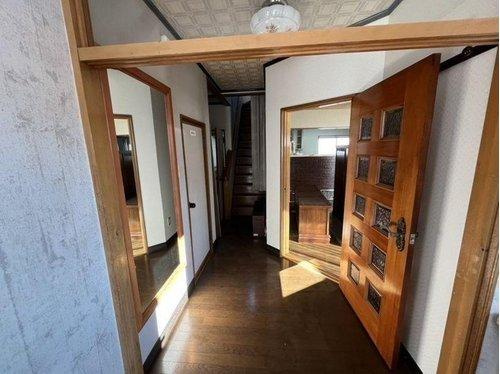 釧路市美原5丁目の中古戸建「ペチカ」のある５LDKのお家♪の玄関|木の温もり感じる玄関。奥へと続く開放的な空間。
