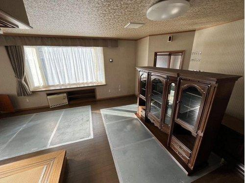 釧路市美原5丁目の中古戸建「ペチカ」のある５LDKのお家♪の居間・リビング|陽当たり良好な広々リビング(9.5帖)。家族団らんに最適♪