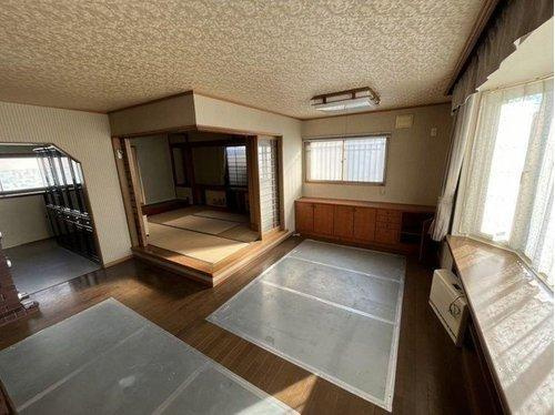 釧路市美原5丁目の中古戸建「ペチカ」のある５LDKのお家♪の居間・リビング|奥に見える和室は小上がり和室になっております♪