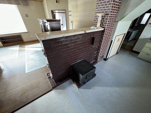 釧路市美原5丁目の中古戸建「ペチカ」のある５LDKのお家♪の居間・リビング|ペチカが魅力！家族団らんの温かいリビング。