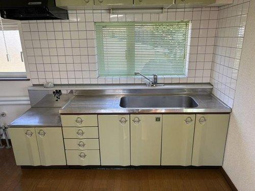 【敷地広々♪】釧路市城山２丁目 中古住宅のキッチン|広いシンクでたくさんお料理を作れます♪