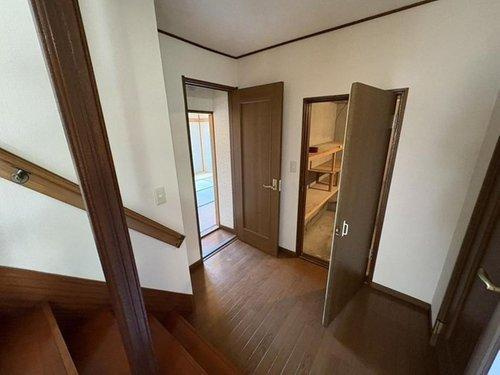 【敷地広々♪】釧路市城山２丁目 中古住宅の内装|1階ホールです。