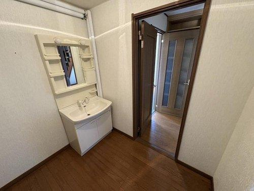 【敷地広々♪】釧路市城山２丁目 中古住宅の洗面所|毎朝の身支度を整えるのに便利な洗面台。