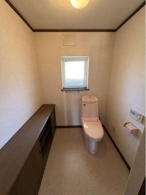 【敷地広々♪】釧路市城山２丁目 中古住宅のトイレ|キレイで明るい温水洗浄トイレ。