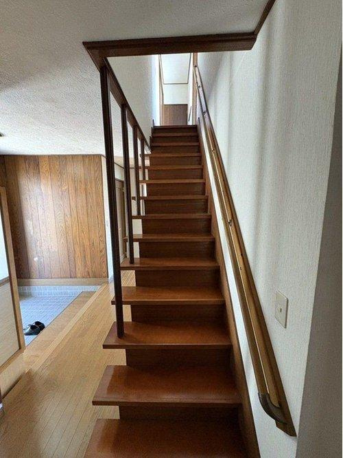 【敷地広々♪】釧路市城山２丁目 中古住宅の内装|明るく開放的な階段です♪