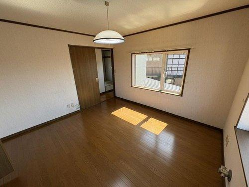 【敷地広々♪】釧路市城山２丁目 中古住宅の洋室|2階7.5帖洋室。2方向に窓があり風通し良く過ごせます。