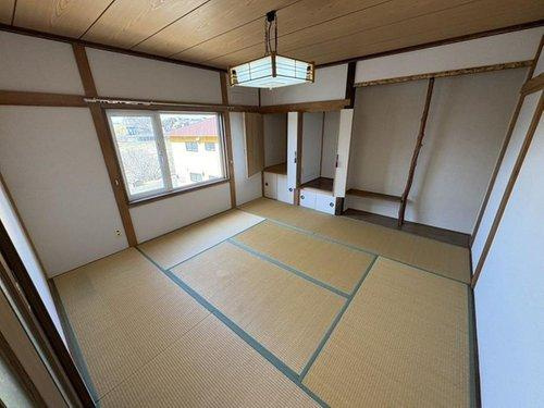 【敷地広々♪】釧路市城山２丁目 中古住宅の和室|2階6帖和室。お陽さまの光と風をたっぷりとりこめます。