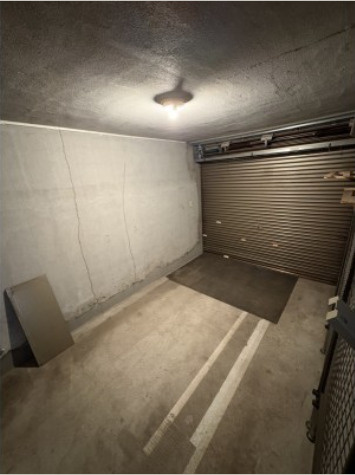 【敷地広々♪】釧路市城山２丁目 中古住宅の駐車場|頑丈でしっかりとした作りの車庫です。