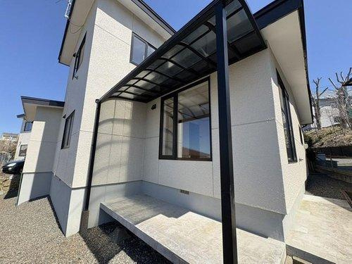 【敷地広々♪】釧路市城山２丁目 中古住宅の外観|テラスでのんびり過ごしたりもいいですね♪