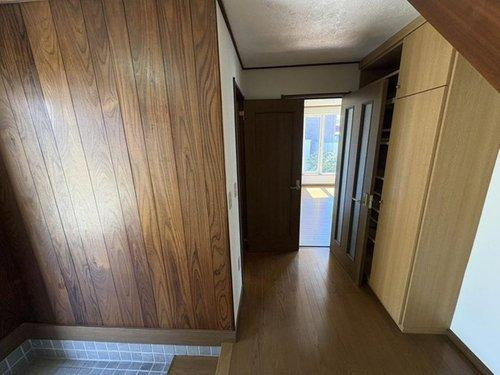 【敷地広々♪】釧路市城山２丁目 中古住宅の玄関|1階ホール。ゆとりある広さと収納ありです。
