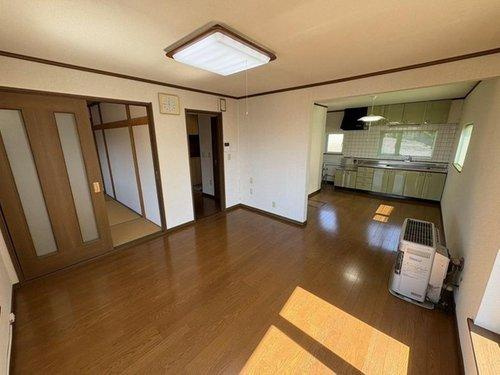 【敷地広々♪】釧路市城山２丁目 中古住宅の居間・リビング|12.9帖LDK。明るく開放的家族みんなが安らげます♪