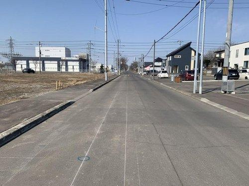 釧路市鳥取南３丁目【分譲地C】の前面道路含む現地写真|圧迫感のない11m道路に面した、開放感のある土地です。