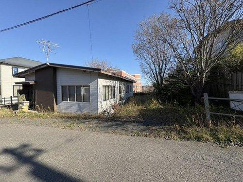 釧路市緑ケ岡6丁目　売土地の前面道路含む現地写真|現況は古家付き・残置物有。引き渡しは現況渡しです。