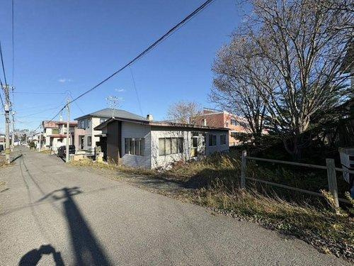 釧路市緑ケ岡6丁目　売土地の前面道路含む現地写真|周辺の家並みに溶け込む、落ち着いた住宅街です。