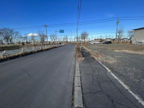 釧路市鳥取北6丁目土地 (B)の前面道路含む現地写真|前面道路　北西側（公道）約11.0m・間口約12.52m