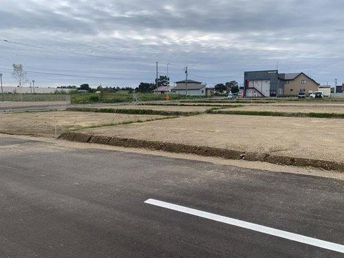 【中標津町シラカバヒルズ】 J区画の前面道路含む現地写真|広々とした公道に接する、出入りしやすい角地です。