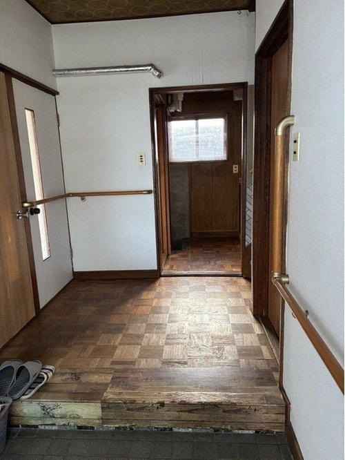 春採4丁目で飲食店跡の店舗付住宅が登場！多様な用途に♪の玄関|住居部分の玄関です。