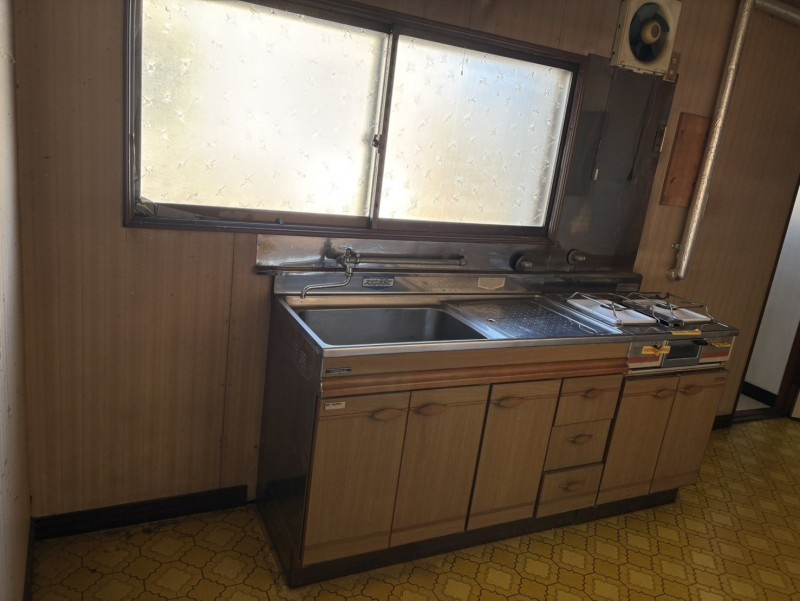 春採4丁目で飲食店跡の店舗付住宅が登場！多様な用途に♪のキッチン|広々シンクと収納で快適調理！