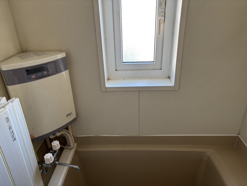 春採4丁目で飲食店跡の店舗付住宅が登場！多様な用途に♪の浴室|窓付きで明るいバスルーム♪昭和の趣を感じる癒しの空間。