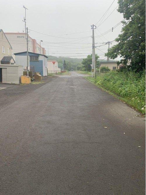 標津郡中標津町東17条北6丁目 【売地A】の前面道路含む現地写真|静かで交通量の少ない、穏やかな住宅街です。