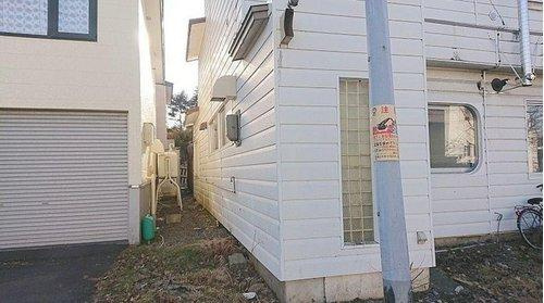 釧路市緑ケ岡5丁目 古屋付売土地の前面道路含む現地写真|前面道路の幅員は10.6ｍあり、圧迫感のない区画エリアです。