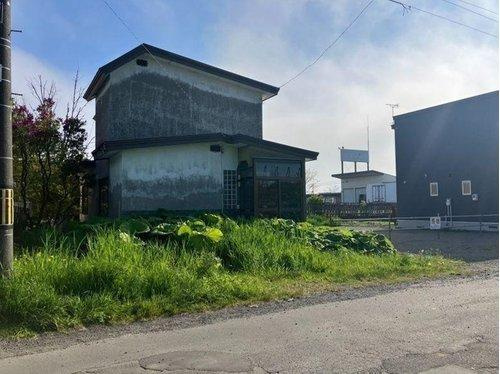 釧路市新富士町3丁目　売土地の前面道路含む現地写真|前面道路の幅員は11.0ｍあり、圧迫感のない区画エリアです。