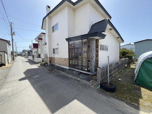 釧路市駒場町　売土地の前面道路含む現地写真|現在は古家付き土地となっており、現状でのお渡しとなります。