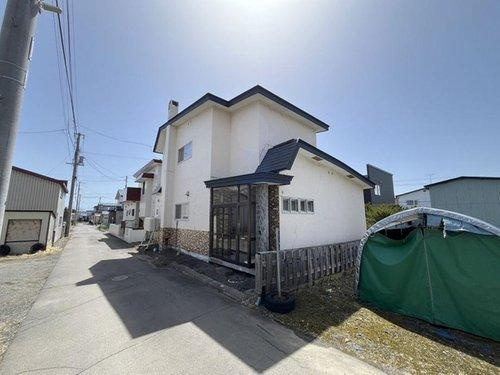 釧路市駒場町　売土地の前面道路含む現地写真|道路幅は4mでも間口14m以上で駐車楽々です。