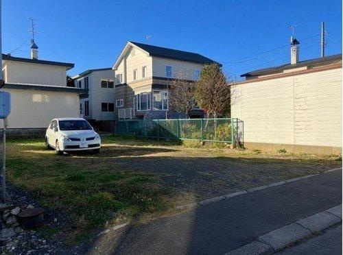 釧路市春採6丁目　売地 ▽ 建築条件なしの前面道路含む現地写真|広々とした前面道路、静かで穏やかな住宅街です。