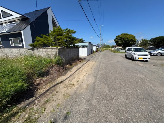釧路市大楽毛5丁目 売土地の前面道路含む現地写真|青空が映える、穏やかで明るい住宅街◎