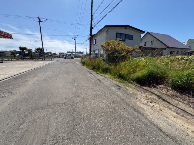 釧路市大楽毛5丁目 売土地の前面道路含む現地写真|間口が広く建築プランが立てやすい敷地