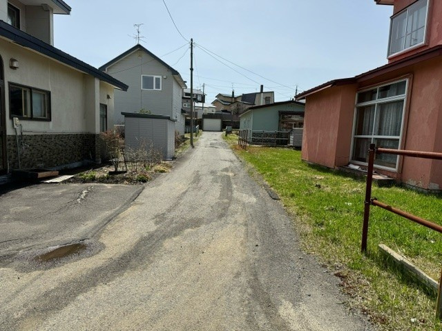 釧路市桜ケ岡5丁目　売土地の前面道路含む現地写真|交通量も少なく、穏やかで快適にお過ごし頂けそうです。