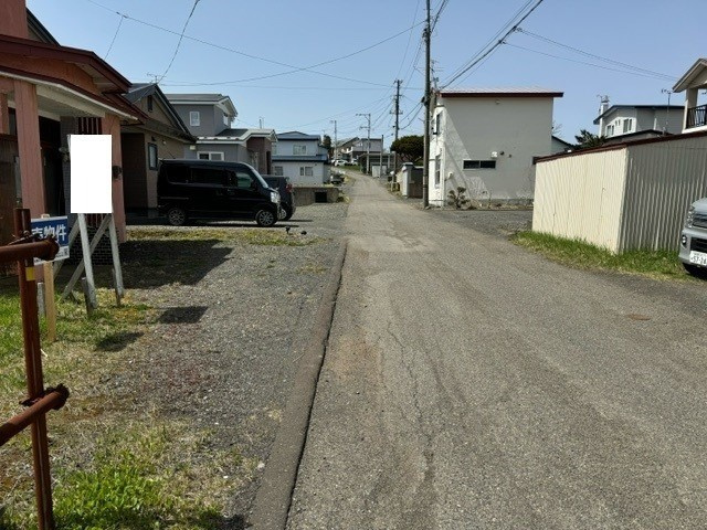 釧路市桜ケ岡5丁目　売土地の前面道路含む現地写真|角地で、道路は幅員4ｍあります。