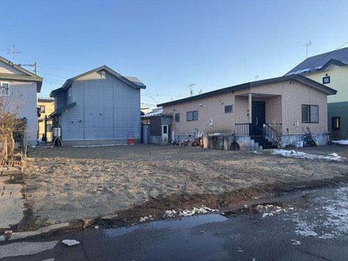 釧路市愛国西3丁目 売土地の外観|ゆとりのある6.0m道路で、車のすれ違いも安心です。