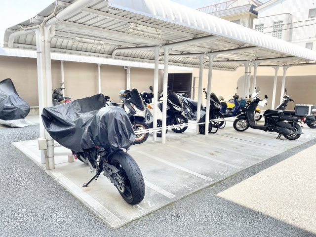 グランスイート香里園の駐輪場|落ち着いたエントランスです