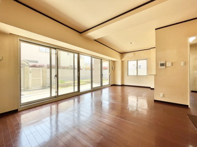 グランスイート香里園の居間・リビング|使いやすい居間です