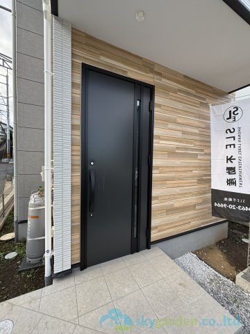 秦野市尾尻2期　新築戸建　全2棟1号棟の玄関