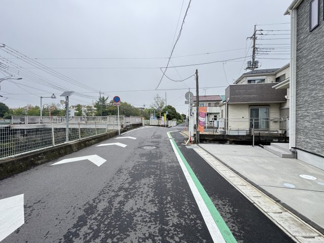 松戸市栄町８丁目新築戸建【旭町小学校：5分】の前面道路含む現地写真|東側前面道路・幅員約6ｍ