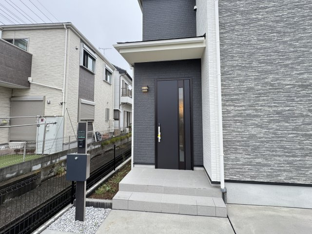 松戸市栄町８丁目新築戸建【旭町小学校：5分】のエントランス|エントランス・玄関ポーチ